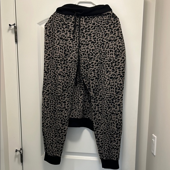 Leopard Print hoodie and pants matching set - Picture 5 of 6